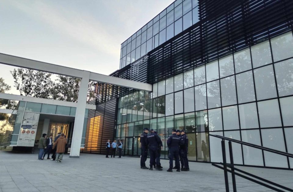 A rendőrség a Bölcsészkarról átment a Rektorátus épületébe, az alkalmazottak egy része nem hajlandó bemenni