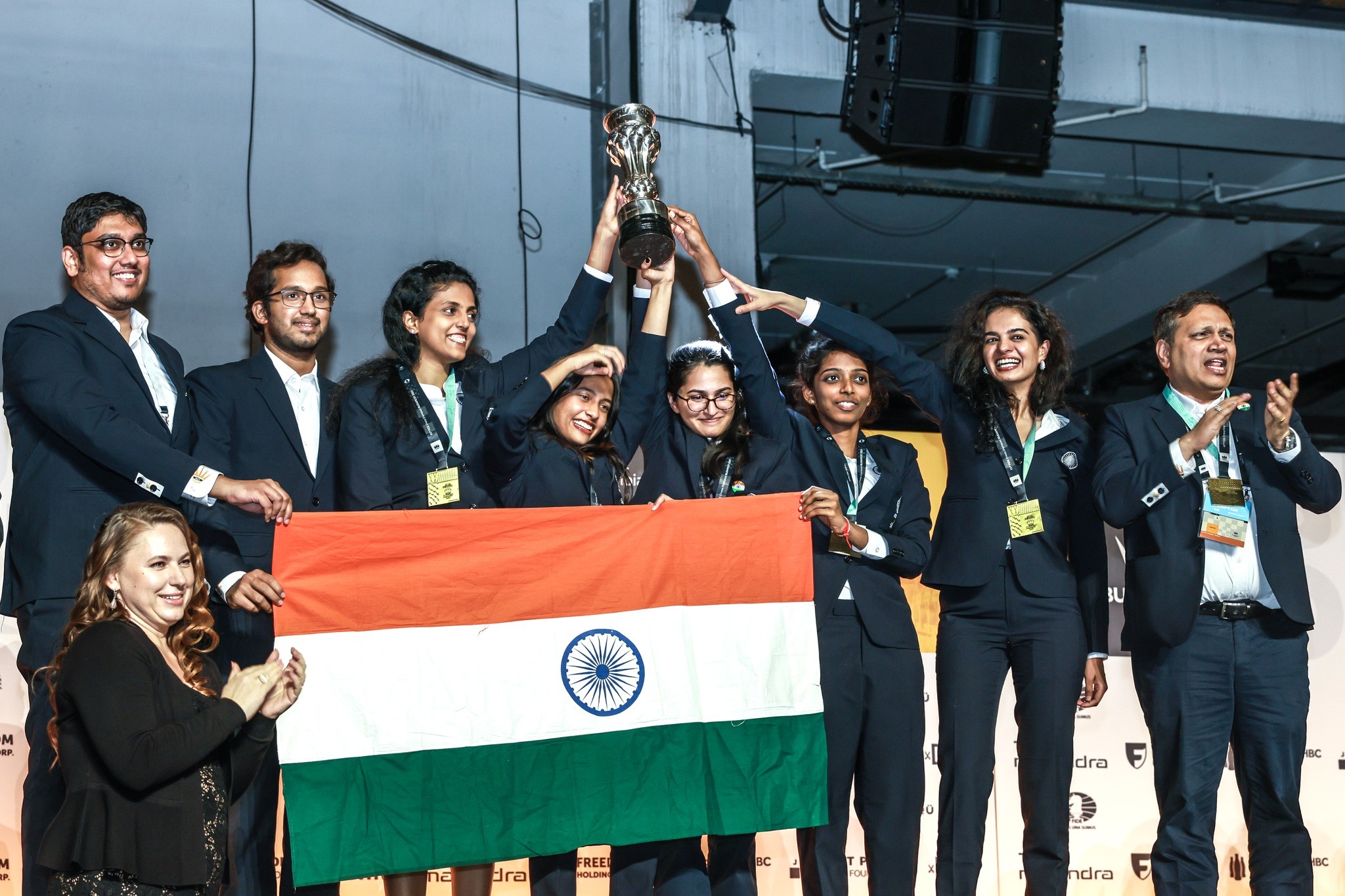 Az indiai női csapat megvédte aranyérmét A Budapesten megrendezett sakkolimpia nyílt tornájának dobogósai (Fotó:FIDE - International Chess Federation / Facebook)