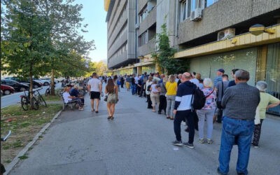 Megint magasabb villanyszámlát kaptak, hatalmas sorok kígyóznak a szolgáltató előtt