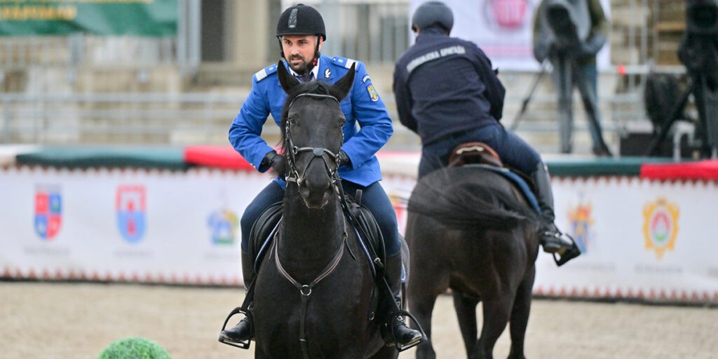 A lovasrendőrök kezdték a 2024-es Nemzeti Vágtát. Szilvásvárad, 2024. október 4. (Fotó: Nemzeti Vágta)