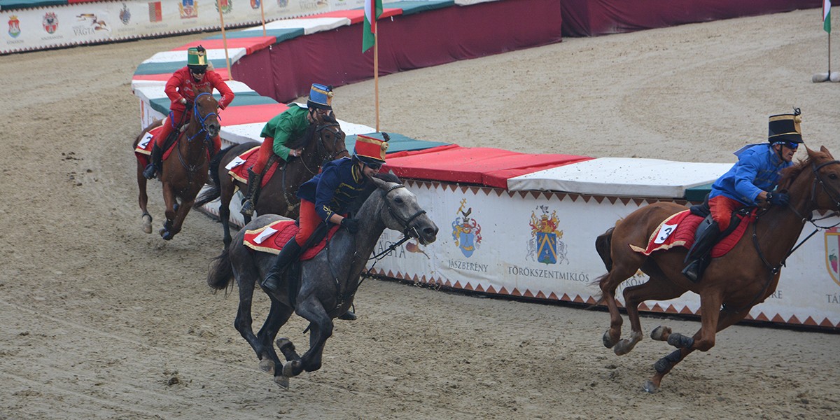 Koncz-Dorottya-eloz-az-elofutamban-sotetkekben