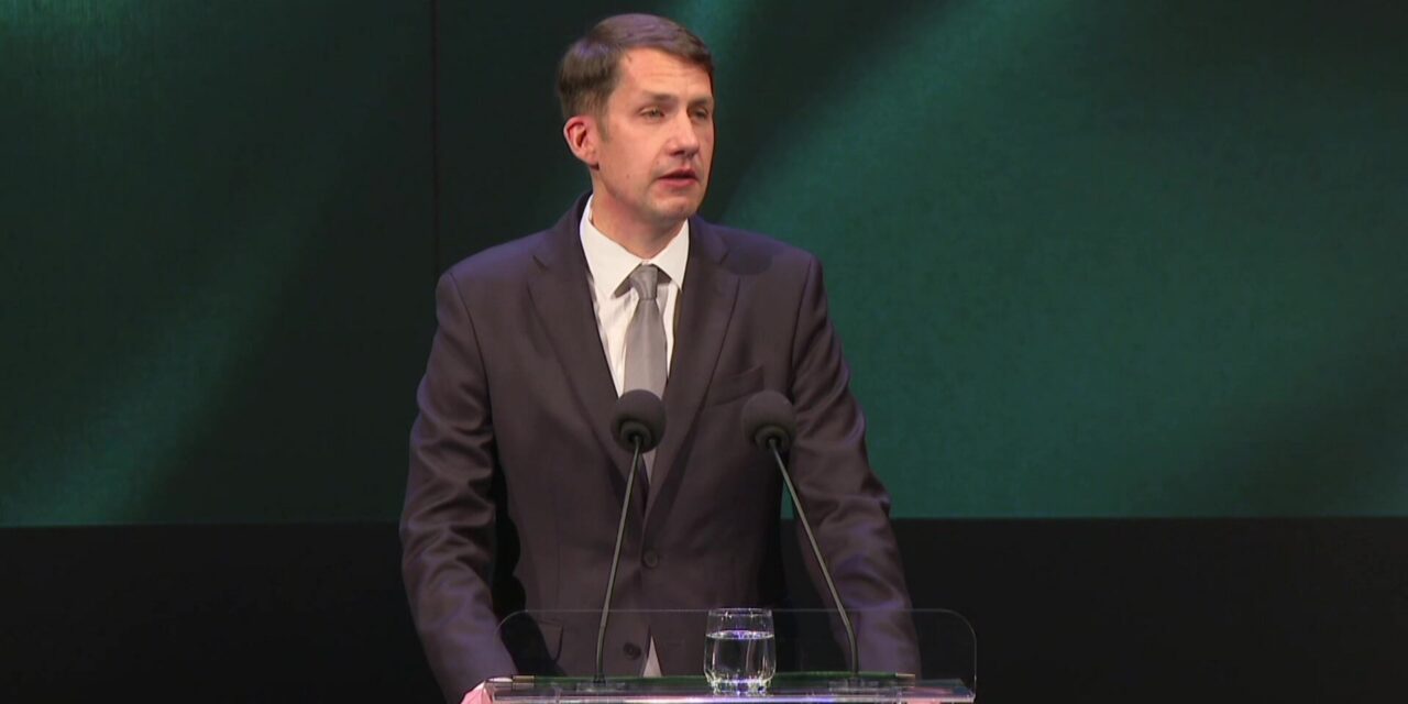 A király még mindig meztelen