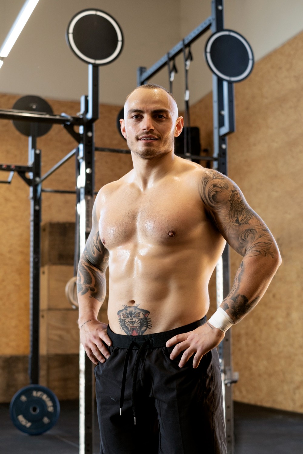 Fiatalember az edzőteremben (Fotó: Freepik)