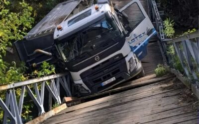 Romba döntötte a katonai hidat, majd a folyóba zuhant a nyergesvontató