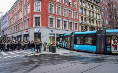 Épületbe rohant egy villamos Oslóban (Fotók)