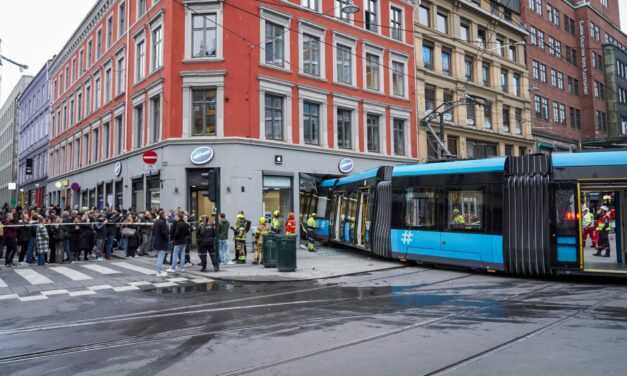 Épületbe rohant egy villamos Oslóban (Fotók)