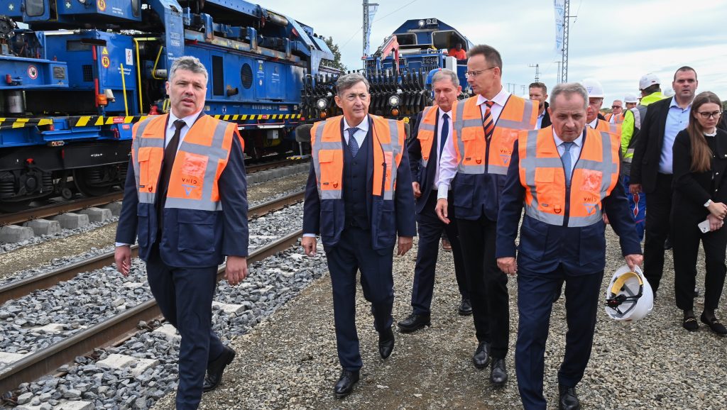 Szijjártó Péter Mészáros Lőrinccel parolázott az Orbán család bányájából kikövezett Budapest–Belgrád vasútnál