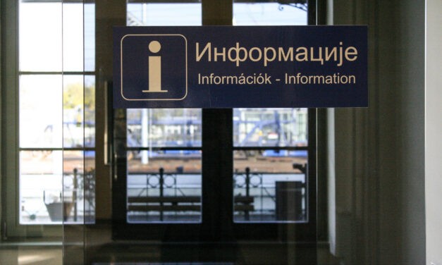 <span class="entry-title-primary">Kicsit kicsi, kicsit vékony is, de legalább magyar (Fotógaléria)</span> <span class="entry-subtitle">Elkezdték a magyar feliratok pótlását a szabadkai vasútállomáson</span>