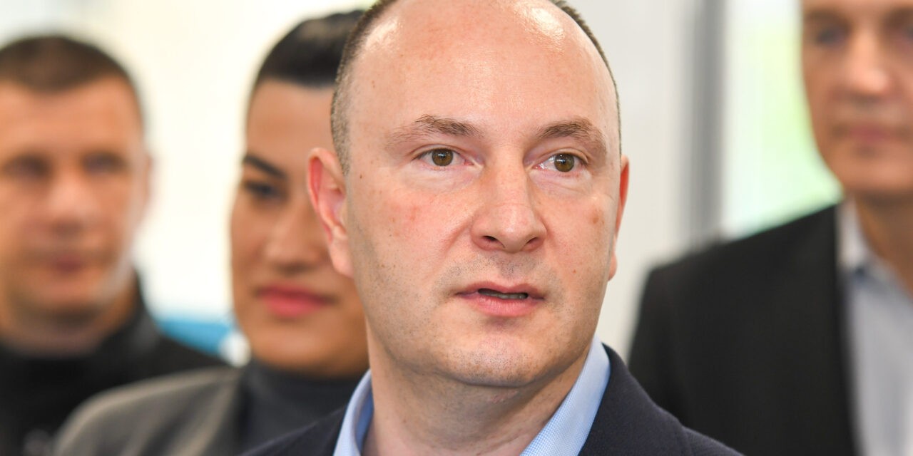 Hivatalos: Újvidék polgármestere is lemondott