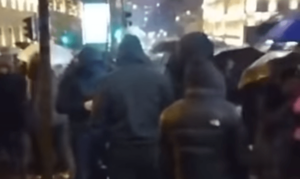 Elzavarták a közéjük vegyülő maszkos, kapucnis fiatalembereket a belgrádi tüntetők (Videó)