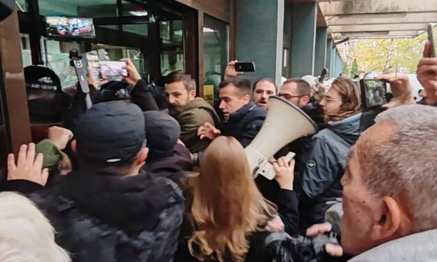 A rendőrök lelökték a lépcsőn, most mégis ellene folyik eljárás