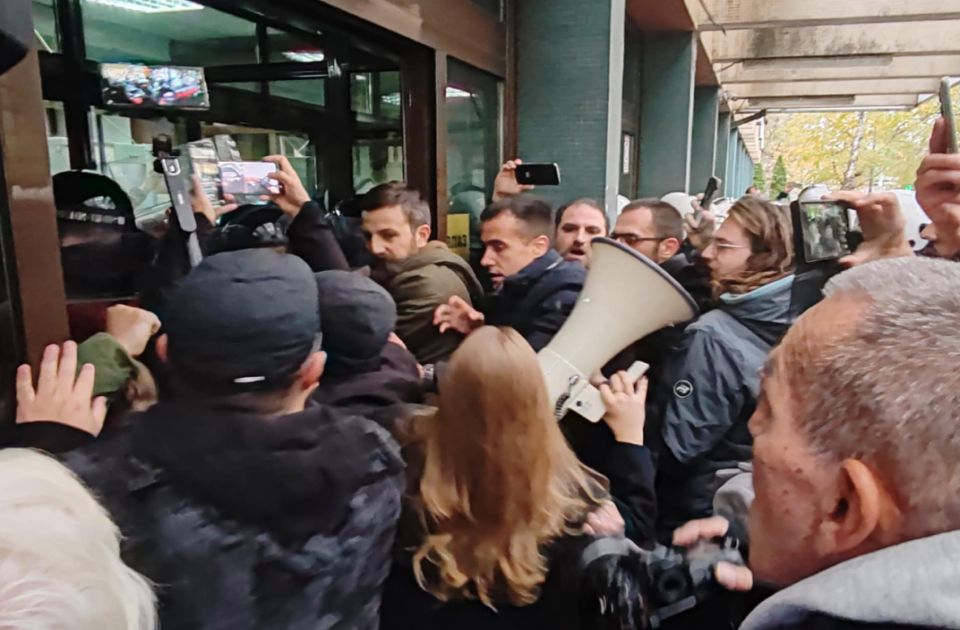 A rendőrök lelökték a lépcsőn, most mégis ellene folyik eljárás