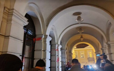 Batut: Fennáll a fertőzés veszélye a városháza elé öntött trágyalé miatt