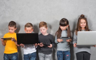 A fiatalok az ébrenlét felét az interneten töltik