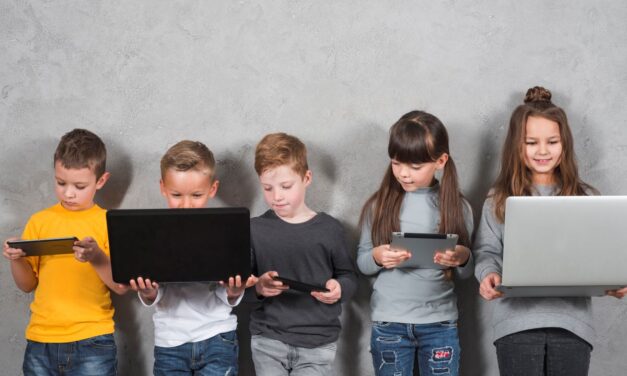 A fiatalok az ébrenlét felét az interneten töltik