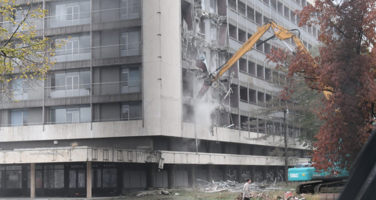 <span class="entry-title-primary">Egy tonna azbeszt kerülhet a levegőbe a Jugoszlávia Szálloda bontásával</span> <span class="entry-subtitle">Környezetvédelmi bombának tartják a szakemberek</span>