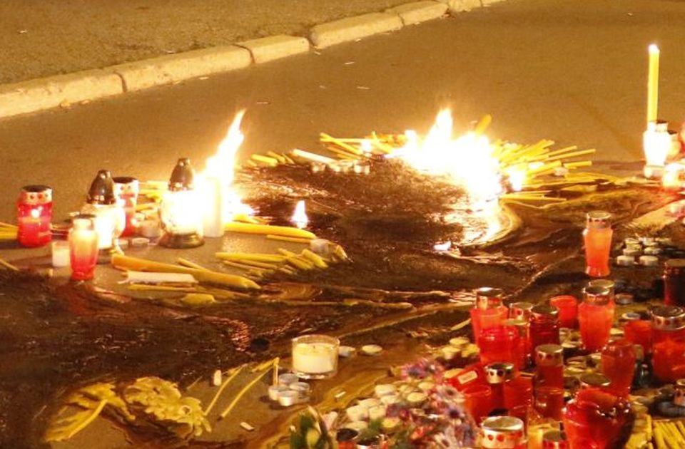A kormány épületénél emlékeztek az újvidéki áldozatokra
