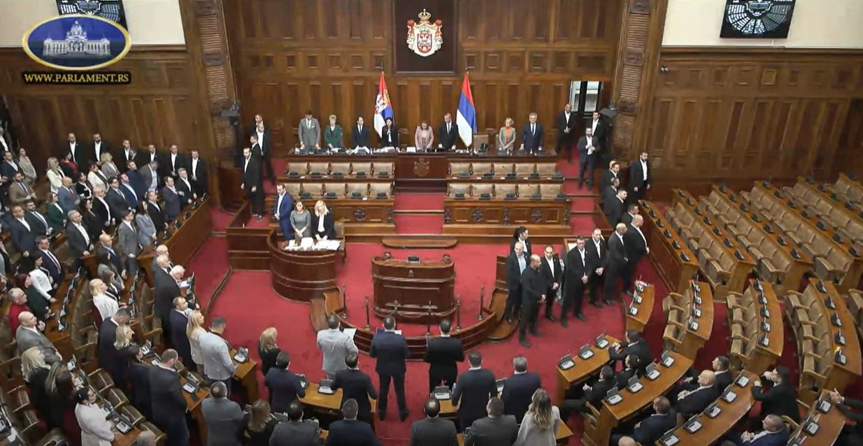 Rendőrök a parlamentben, mesterlövészek a tetőn