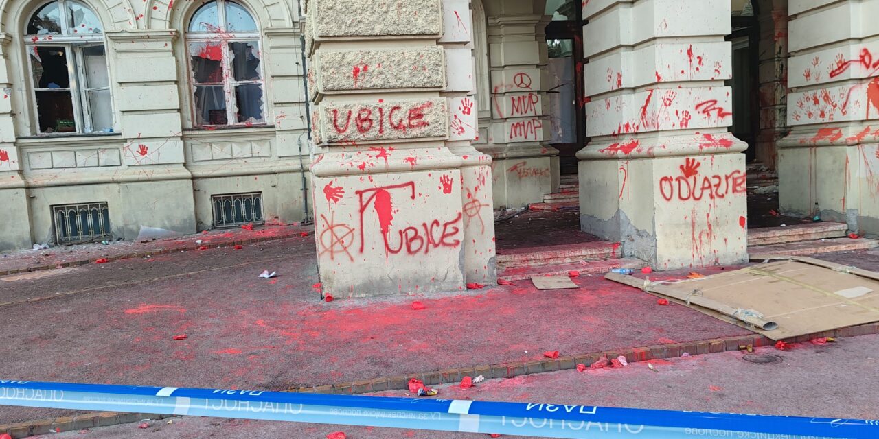 Kiderült: Az újvidéki tüntetések miatt őrizetbe vett fiatalok közül egy még mindig börtönben van