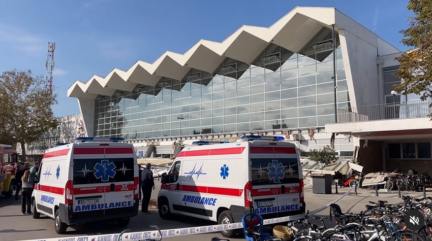 Miért dőlt össze a védőtető?