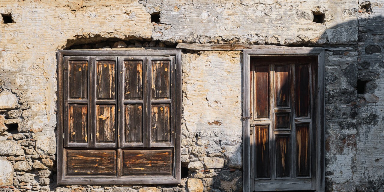 Bedeszkázzák az olyan helyiségek ablakát, amelyekből nőket lehet látni