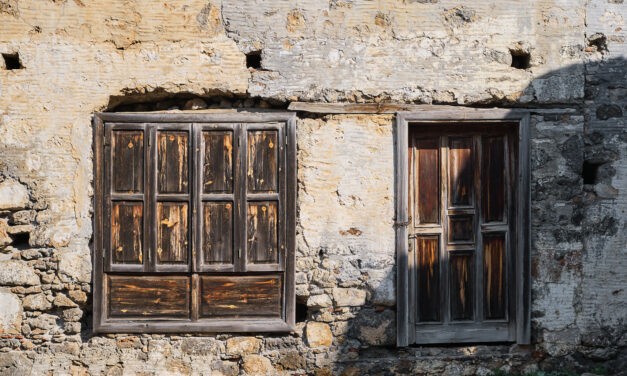 Bedeszkázzák az olyan helyiségek ablakát, amelyekből nőket lehet látni