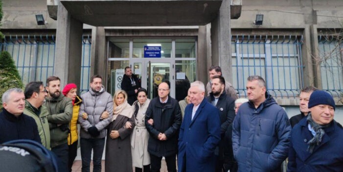 Az ellenzék blokád alá vette a rendőrkapitányság épületét Újvidéken