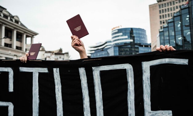 Blokádban lévő egyetemisták felhívása: Aki teheti, sürgősen adományozzon indexet az elnöki palota előtt tüntetőknek