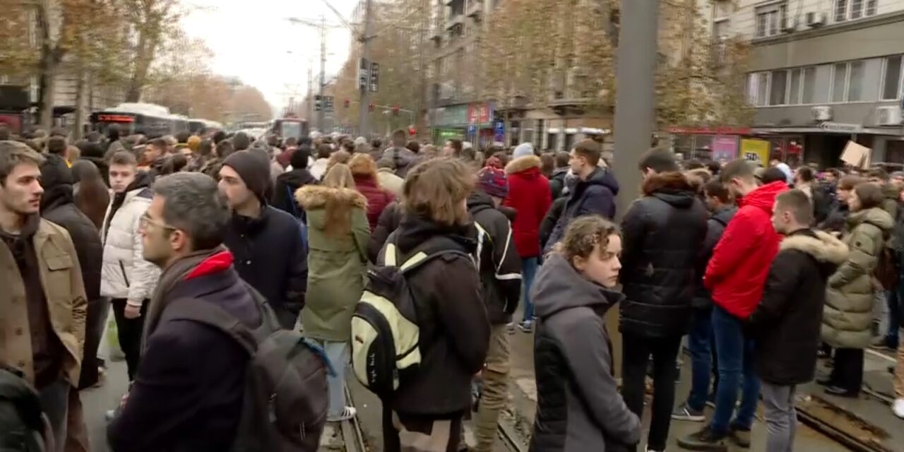 Csaknem tizenháromezren tüntettek pénteken