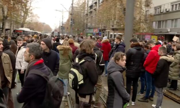 Csaknem tizenháromezren tüntettek pénteken