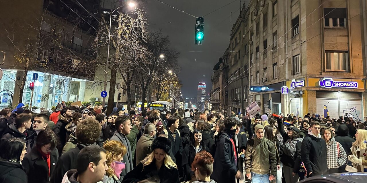 Kihallgatták az egyetemistákra és újságírókra támadó erőszaktevőket, haladó politikus is van köztük