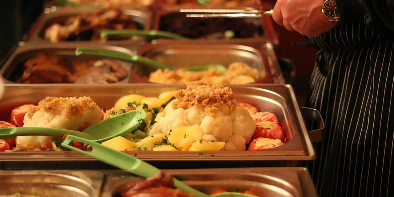 <span class="entry-title-primary">Kiszámolták, hány perccel rövidíti, vagy hosszabbítja meg életét, ha ezekkel táplálkozik</span> <span class="entry-subtitle">Az olyan ételek, mint a hot dog, a sajtburgerek, a pácolt húsok lerövidítik az élettartamot, míg a gyümölcsök, zöldségek és diófélék hosszabb életet biztosítanak</span>