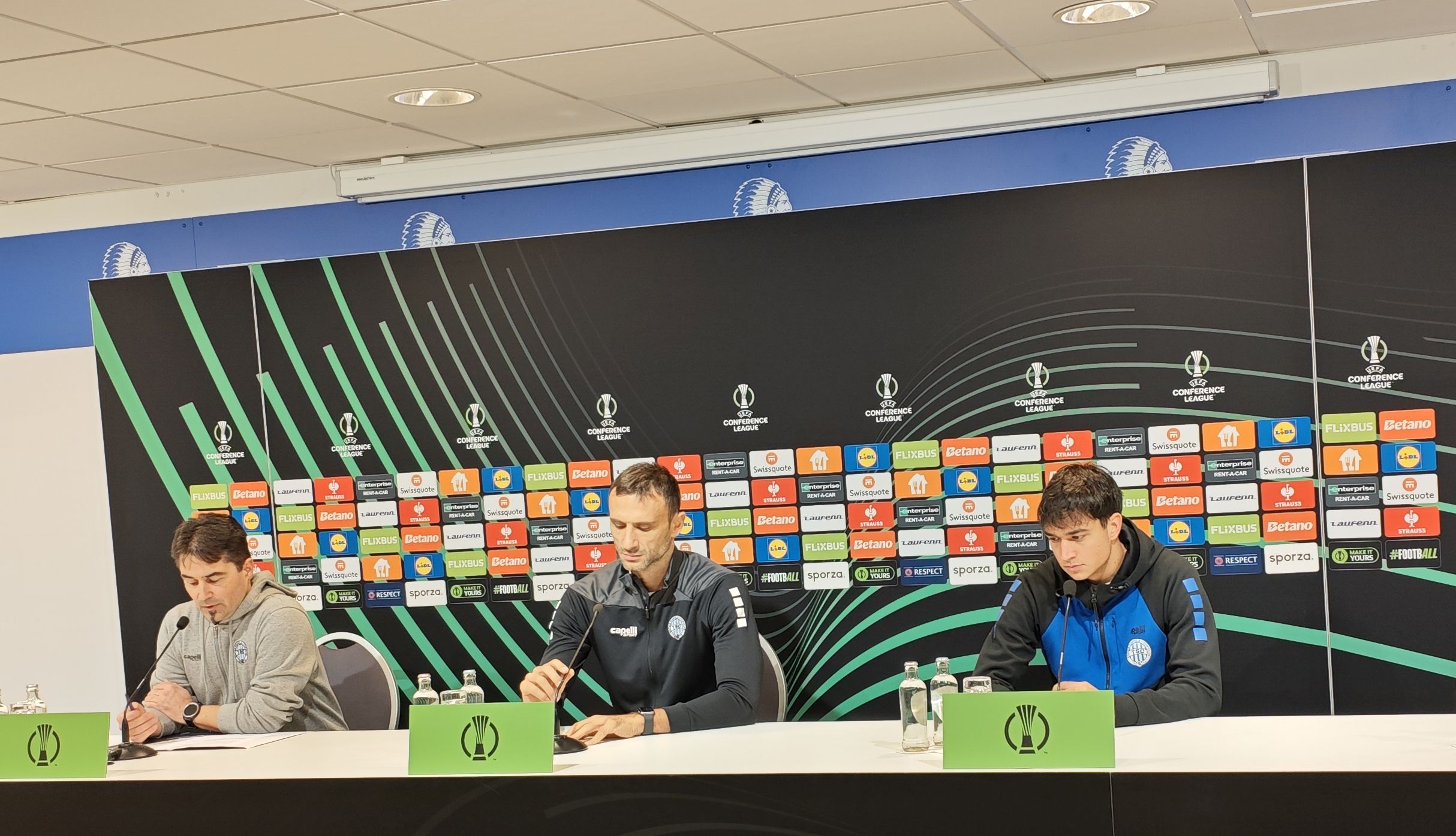 Pócs Attila, a TSC sajtófőnöke, Jovan Damjanović, a topolyai együttes vezetőedzője és Petar Stanić, a csapat középpályása a Gent elleni mérkőzés előtti sajtótájékoztatón