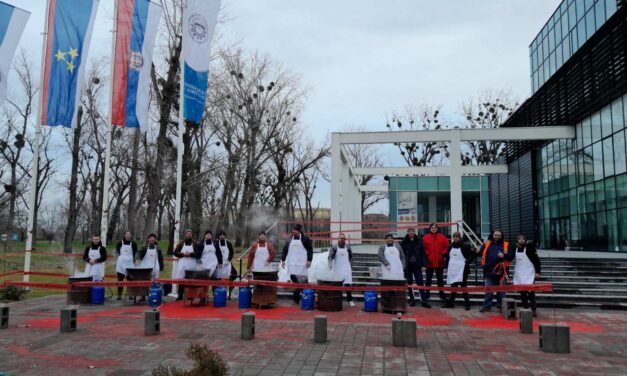 A rendőrség feltartóztatta, a titkosszolgálat megfenyegette az egyetemistáknak ebédet főző gazdákat