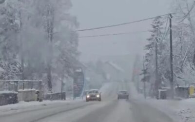 A hó fogságában Az időjárás miatt nehezített a közlekedés az országban