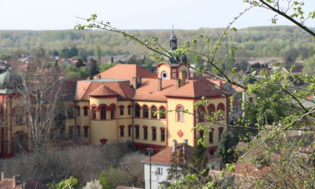„Mutassuk meg, hogy senki sem fenyegetheti a Karlócai Gimnázium gyászoló diákjait és tanárait!”