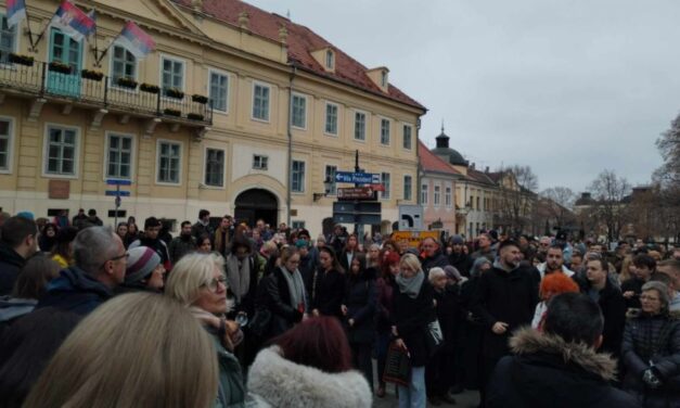 Csendes tömeg a Karlócai Gimnáziumnál és egy üzenet a rezsimnek: Ez így nem mehet tovább!