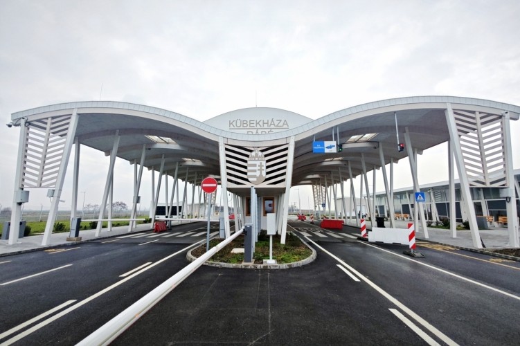 Megnyílt a felújított kübekházi határátkelő