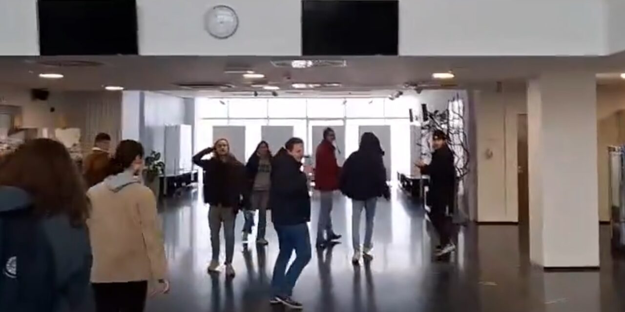 Az egyetemisták egy része bement az Újvidéki Rektori Hivatal épületébe, a rektor lemondását követelik