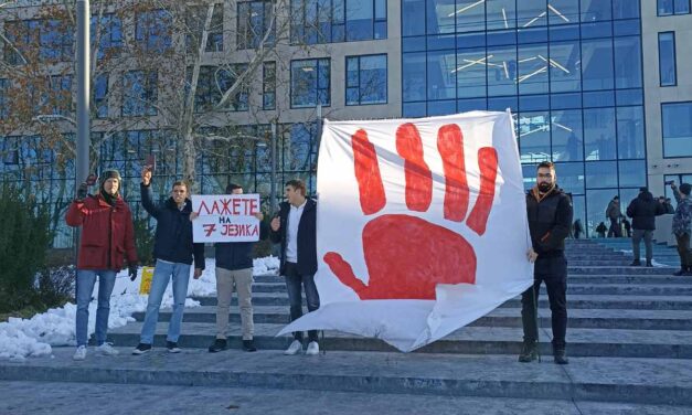 Tovább tüntetnek a diákok