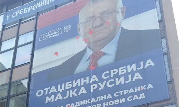 Vörös festéket dobtak Šešelj plakátjára is