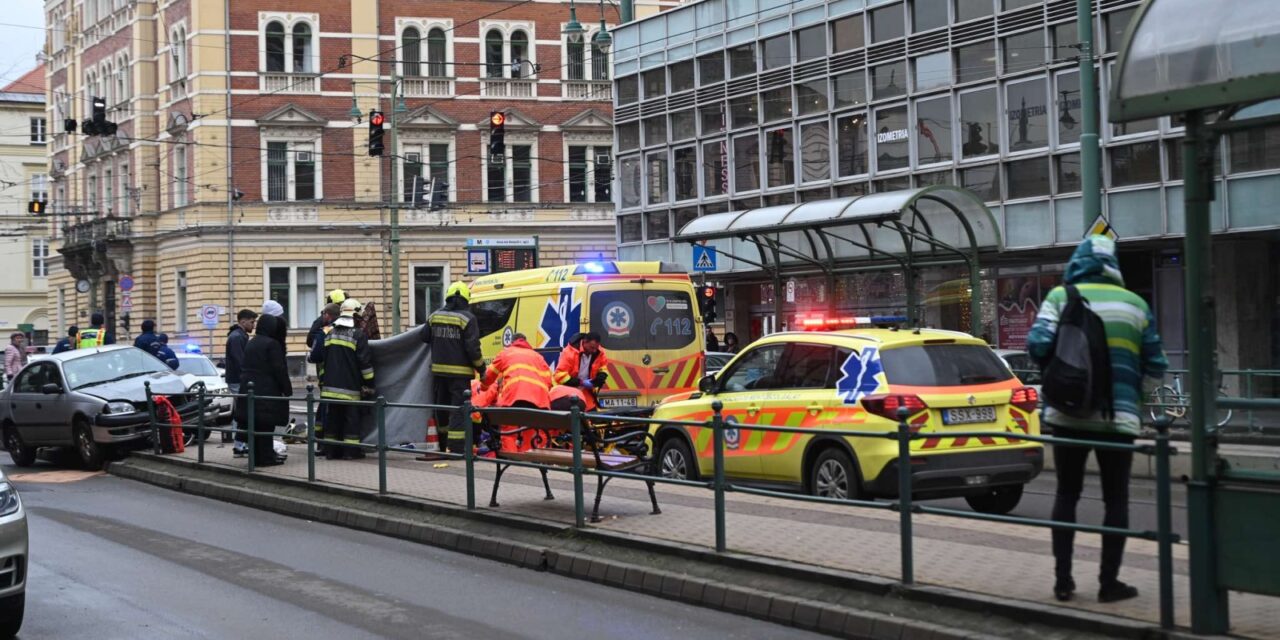 Villamosmegállóba csapódott egy autó Szegeden, egy súlyos sérült van