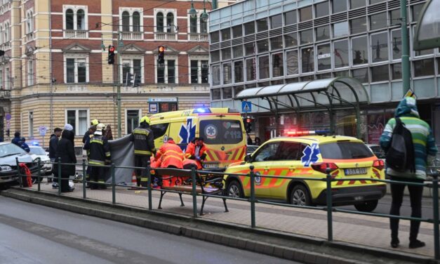 Villamosmegállóba csapódott egy autó Szegeden, egy súlyos sérült van