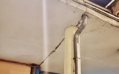 Megrepedt egy fővárosi általános iskola bejáratának beton védőtetője