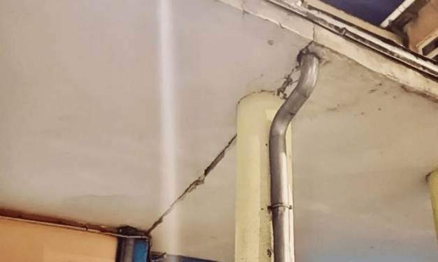 Megrepedt egy fővárosi általános iskola bejáratának beton védőtetője