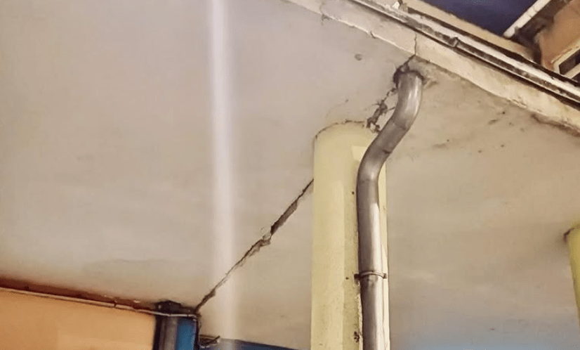 Megrepedt egy fővárosi általános iskola bejáratának beton védőtetője