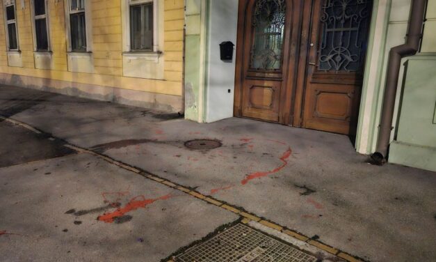 Vörös festék a VMSZ-székház előtt