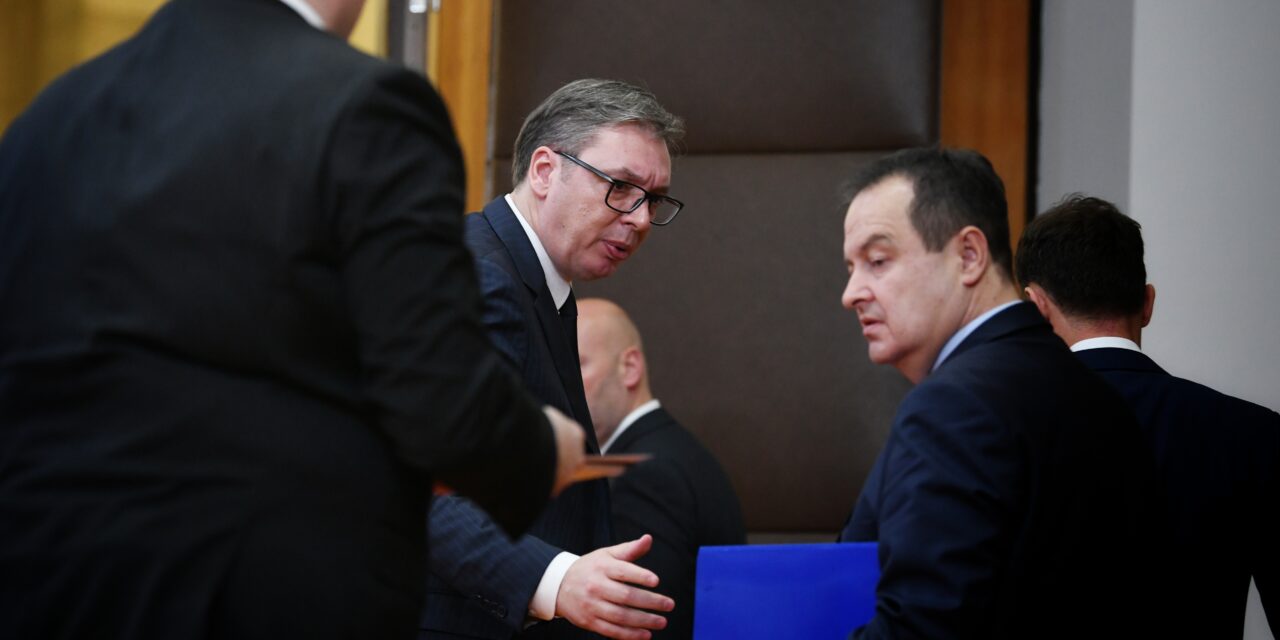 <span class="entry-title-primary">Vučić megkezdte az egyeztetéseket a kormányalakításról</span> <span class="entry-subtitle">Az ellenzék elutasítja a konzultációkban való részvételt</span>