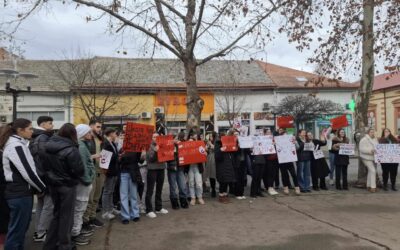 Néma csenddel tiltakoztak a diákok és blokád alá vették a topolyai Gimnáziumot (Fotók)