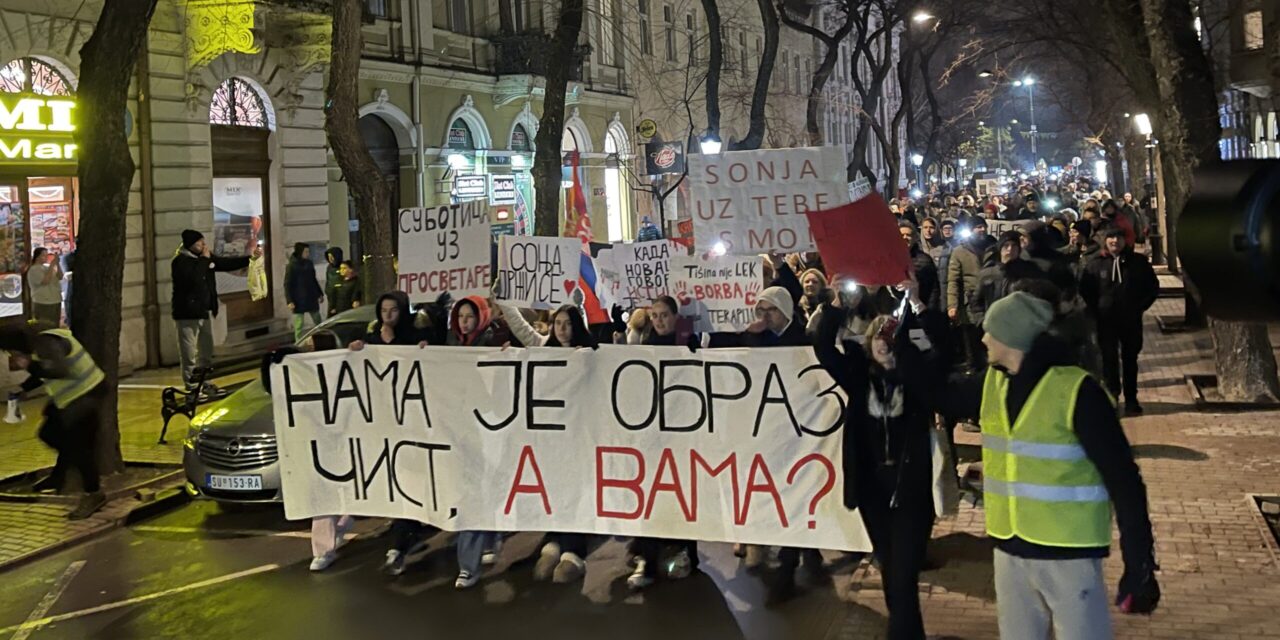 <span class="entry-title-primary">Több ezer ember tüntetett Szabadkán</span> <span class="entry-subtitle">A Svetozar Marković Gimnázium mellett a Politechnikai Középiskolában is sztrájk lesz hétfőn</span>